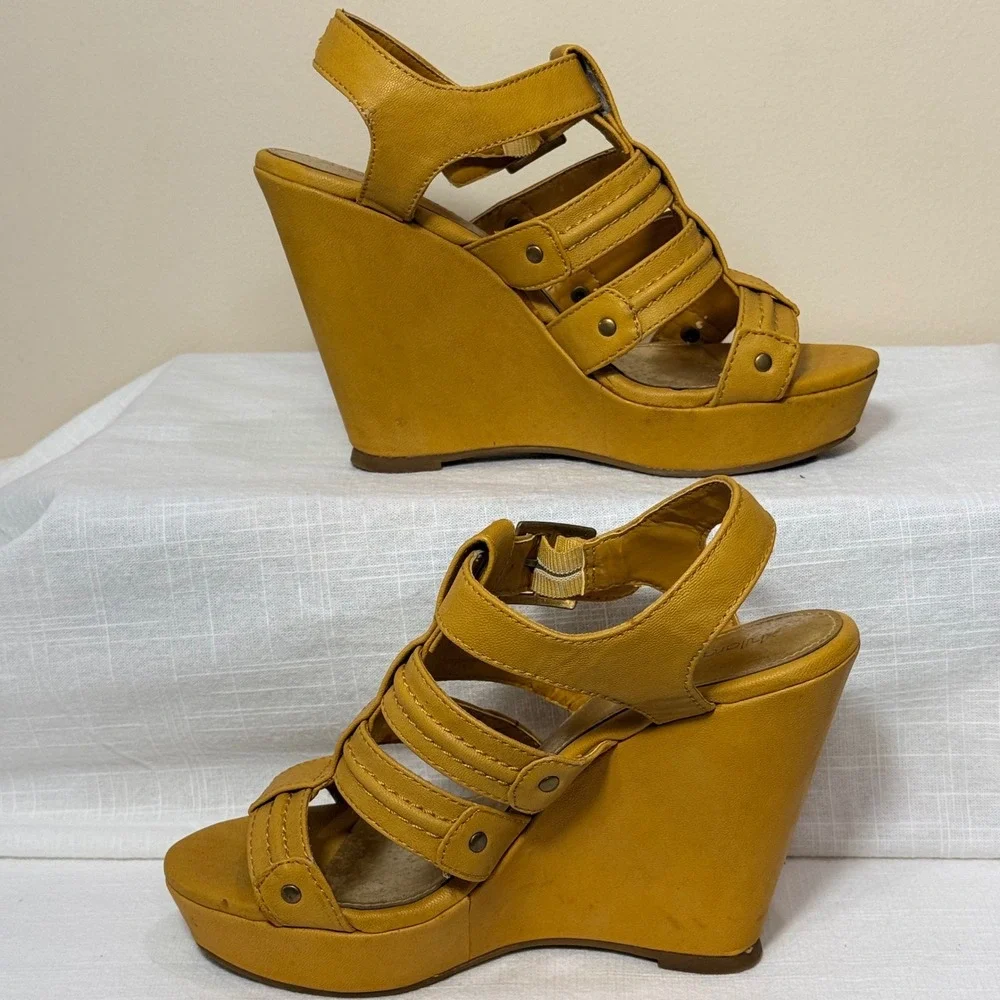 Xhilaration Yellow‎ Mustard Strappy Wedge Sandals Women's Size 5.5 Buckle